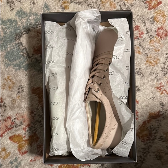 Ecco Pink Sneakers Minimalist Design - Picture 4 of 5